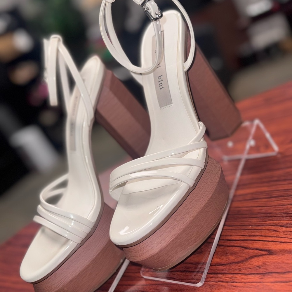NWOT Gianni Bini Parrish Patent Platform Strappy Sandals